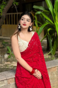 Why is a saree attractive?